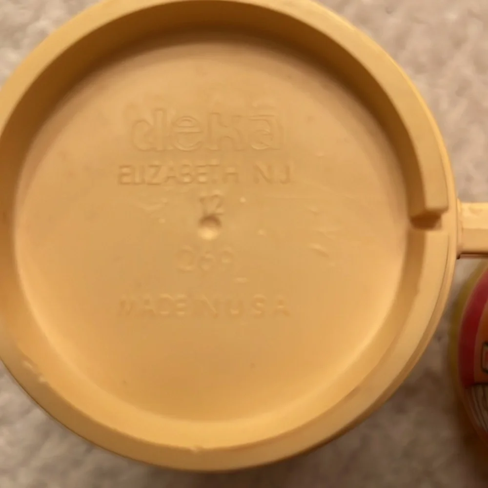 Vintage DEKA Lifesavers Plastic Cups with Lids Red & Yellow Collectibles Made US
